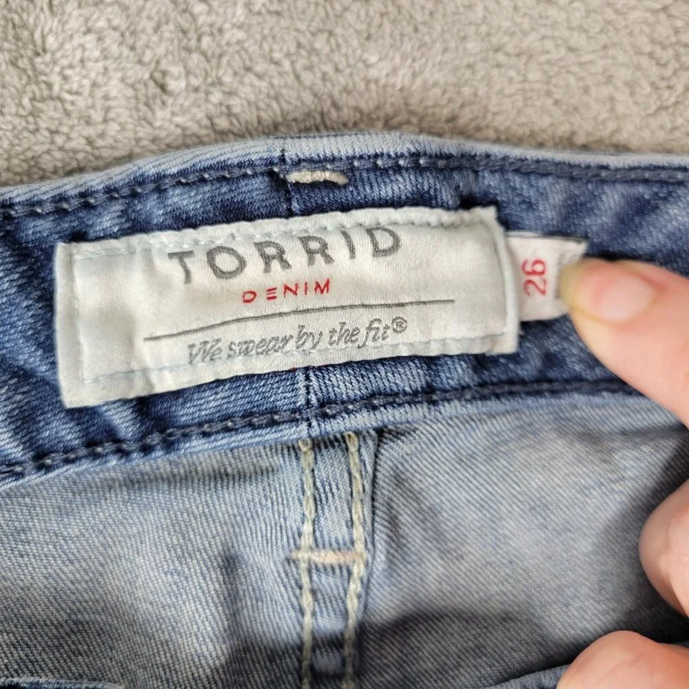Torrid Womens Shorts 26 Plus Medium Blue Denim Cut Off Zip Fly SHO10E